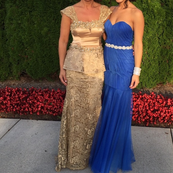 Gold Lace Peplum Gown Size 4 - Picture 10 of 10